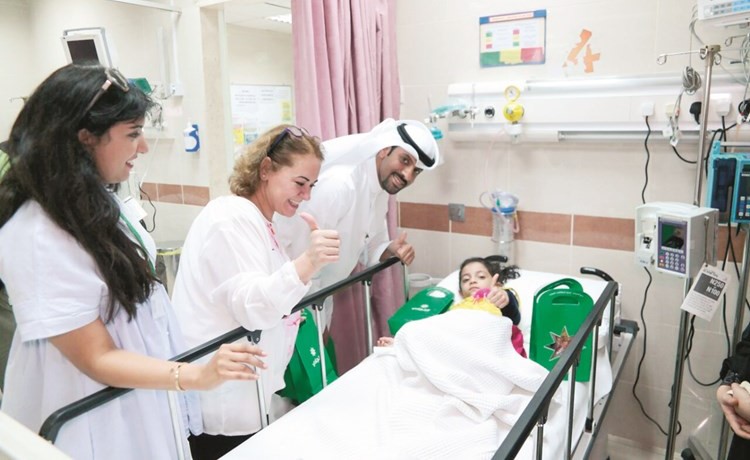 تقديم القرقيعان لأحد الأطفال﻿