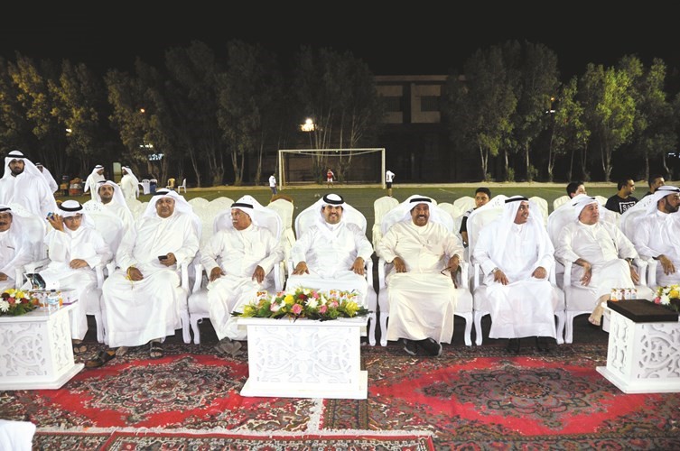 الشيخ دعيج الخليفة وعميد عائلة الشرهان محمد الشرهان وفوزي الثنيان وحسين الشرهان يتوسطون الحضور﻿