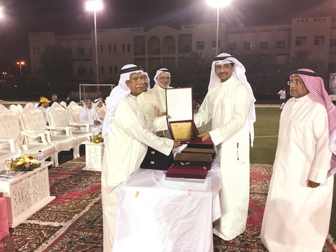 الشرهان يقدم درعا تذكارية لعضو جمعية القادسية د.علي الكندري بحضور وليد الشرهان﻿