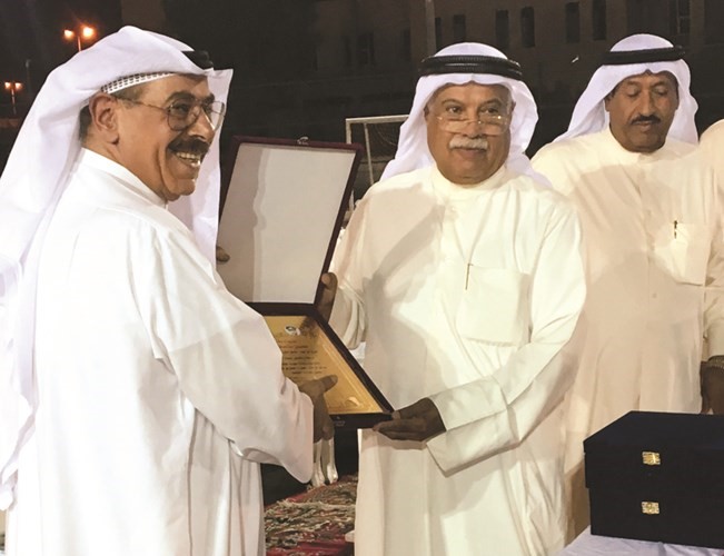 رئيس اللجنة المنظمة حسين الشرهان يهدي درعا تذكارية للواء ركن متقاعد مضيان المضيان﻿