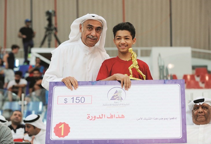 المرعب جاسم يعقوب يتوج عبدالعزيز الهزاع بلقب أفضل لاعب﻿