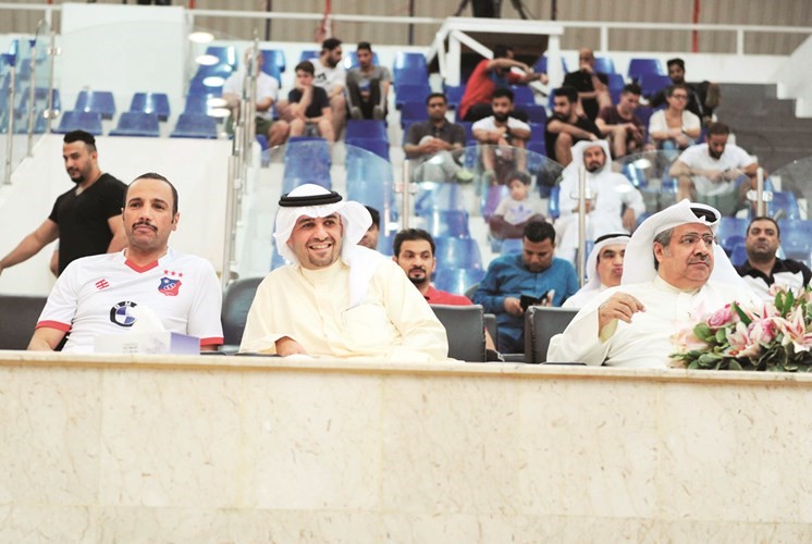 رئيس مجلس الأمة ووزير المالية يتابعان المباراة﻿