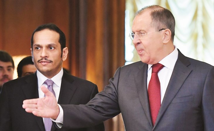 وزير الخارجية الروسي سيرغي لافروف مستقبلا نظيره القطري محمد بن عبدالرحمن آل ثاني في موسكو امس(أ.ف.پ)﻿