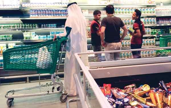 مشترون يتبضعون في سوق الميرة بالدوحة أمس 		(أ.ف.پ)