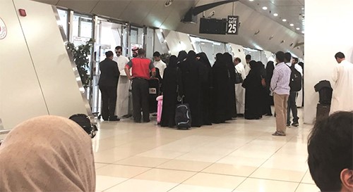 ركاب إحدى الرحلات بعد تأخر إقلاع الطائرة بسبب ارتفاع حرارة الجو