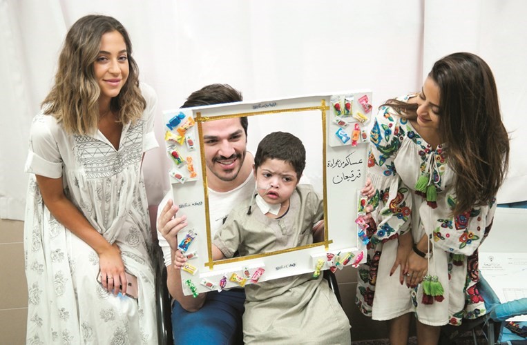 مع أحد الأطفال في مستشفى الجهراء﻿