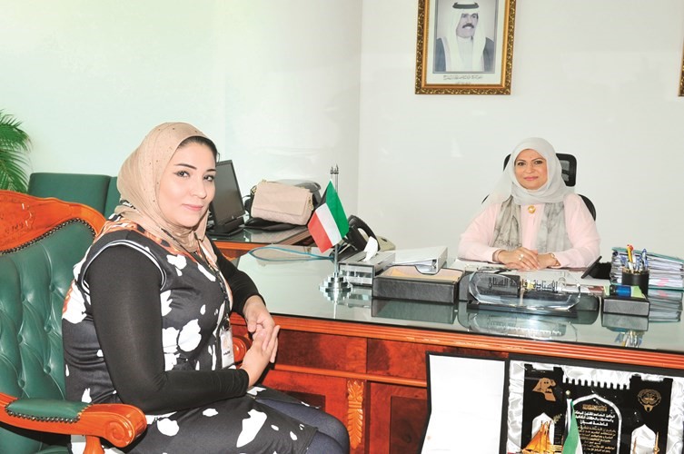 فاطمة السنان خلال اللقاء مع الزميلة آلاء خليفة			(زين علام)﻿