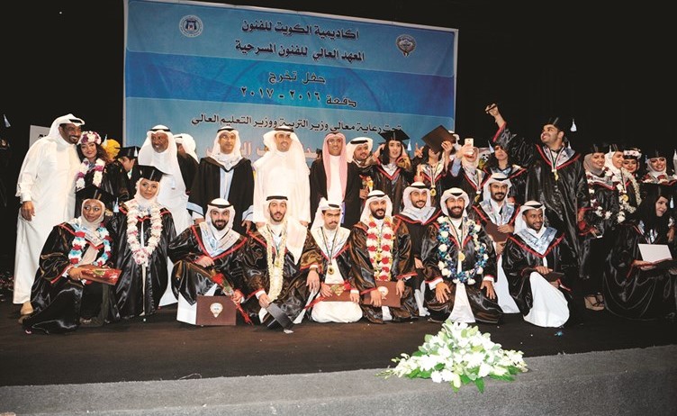د. فهد الهاجري وغالب العصيمي يتوسطان الطلبة من خريجي المعهد العالي للفنون المسرحية دفعة 2017 - 2016 ومعهم عدد من أعضاء هيئة التدريس﻿