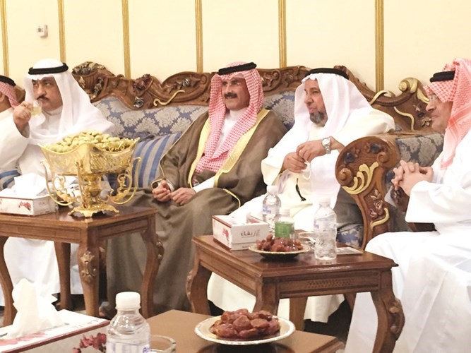 الشيخ مبارك الدعيج ومسلم البراك يهنئان عبدالهادي العجمي والزميل سالم العجمي﻿