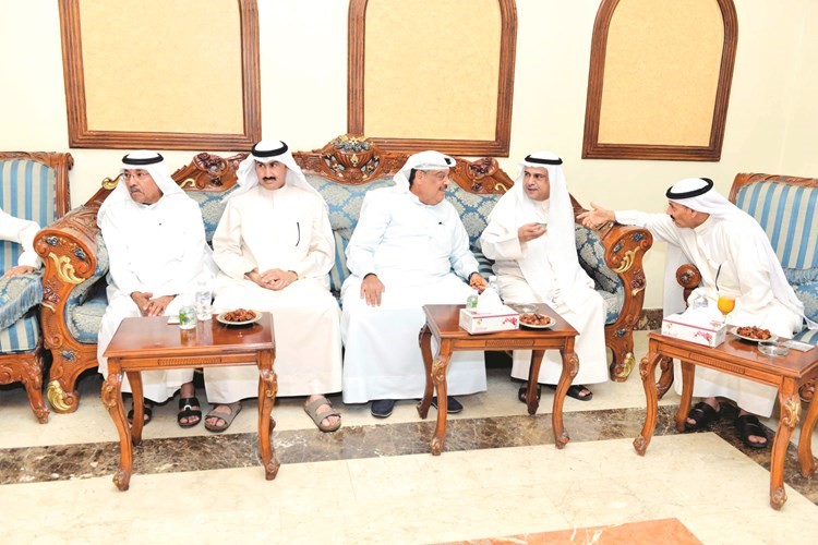 راشد العجمي وعدد من الحضور في ديوان العجمي﻿