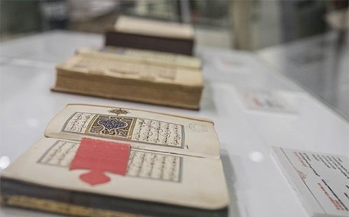 نسخ نادرة للمصحف الشريف وروائع المخطوطات المغربية في الشارقة