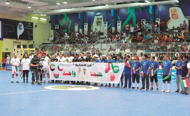 النواب والوزراء يرفعون لافتة أمير الانسانية خليجنا واحد	(قاسم باشا) ﻿