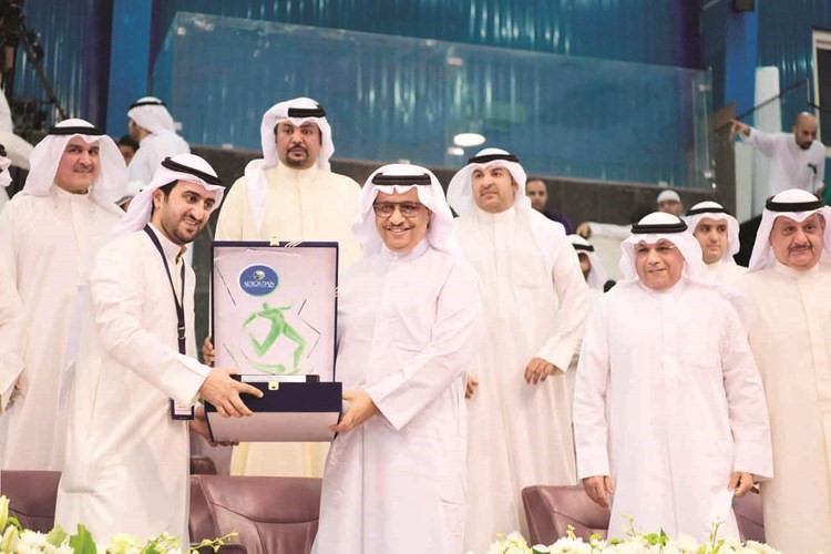 سمو رئيس الوزراء الشيخ جابر المبارك يتلقى درعا من رئيس اللجنة المنظمة عبدالله الروضان ﻿