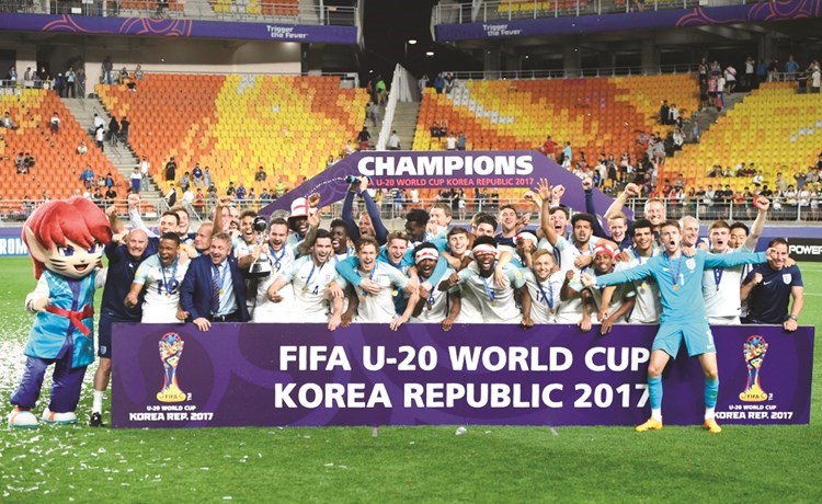 فرحة لاعبي منتخب شباب انجلترا بالإنجاز الكبير 	(أ.ف.پ)﻿
