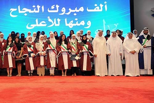  وزير التربية د.محمد الفارس يتوسط المتفوقين والمشاركين في الحفل