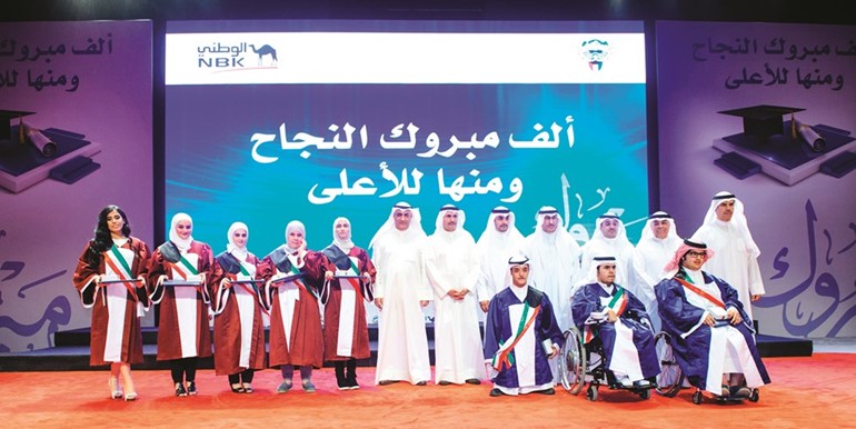 الوزير د.محمد الفارس والمدير التنفيذي لمجموعة بنك الكويت الوطني عصام الصقر والمدير التنفيذي لـ الوطني - الكويت صلاح الفليج في صورة تذكارية مع المتفوقين﻿