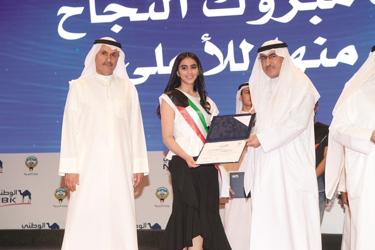 الفارس والصقر يكرمان فاطمة الشبيب﻿