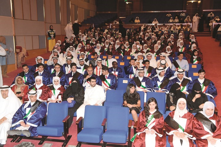 صورة جماعية للطلبة المكرمين﻿