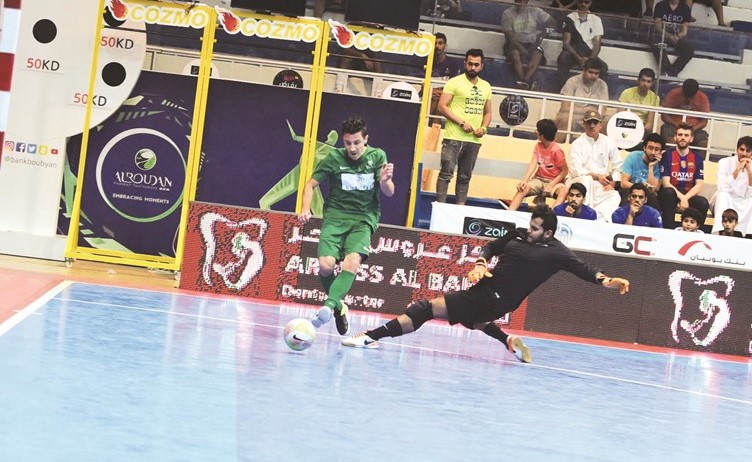 مرور رائع من أمام حارس المرمى﻿