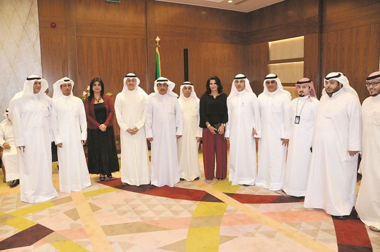 طارق المزرم ونائب رئيس التحرير الزميل عدنان الراشد وفاطمة العازمي ومنى العياف وخالد الرشيدي وفيصل الصواغ وعدد من الحضور	(عادل سلامة)﻿