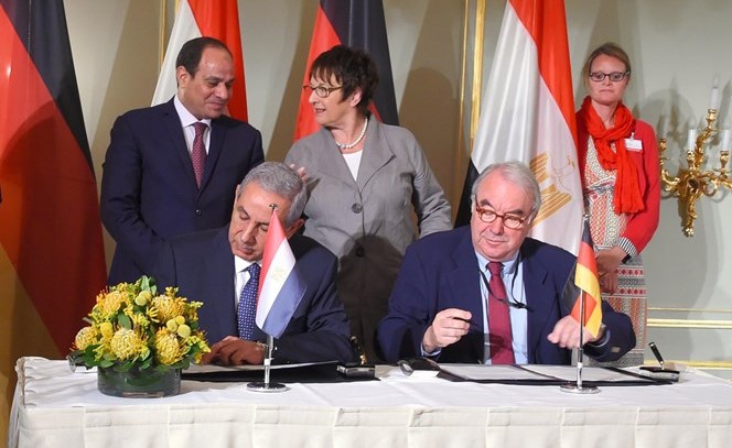 السيسي ووزيرة الاقتصاد والطاقة الألمانية بريجيتا تسيبريس خلال توقيع احدى الاتفاقيات﻿