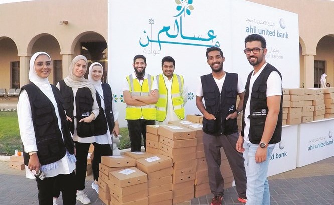 متطوعو الأهلي المتحد المشاركون بمبادرة إفطار صائم﻿