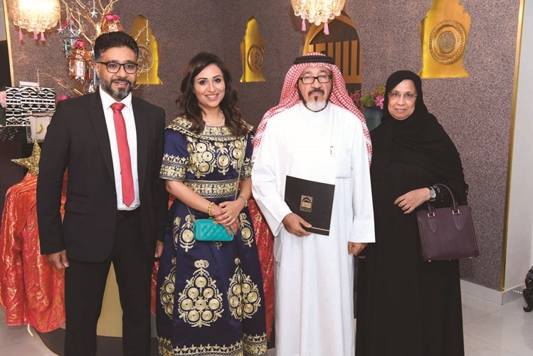 مستشار الإدارة العامة الزميل يوسف عبدالرحمن وزوجته مع نجلهما الإعلامي مهند يوسف وحرمه د.دانة الحقان ﻿