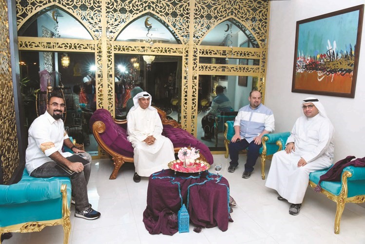وزير الصحة الأسبق علي البراك مع بعض الحضور	 (أحمد علي)﻿