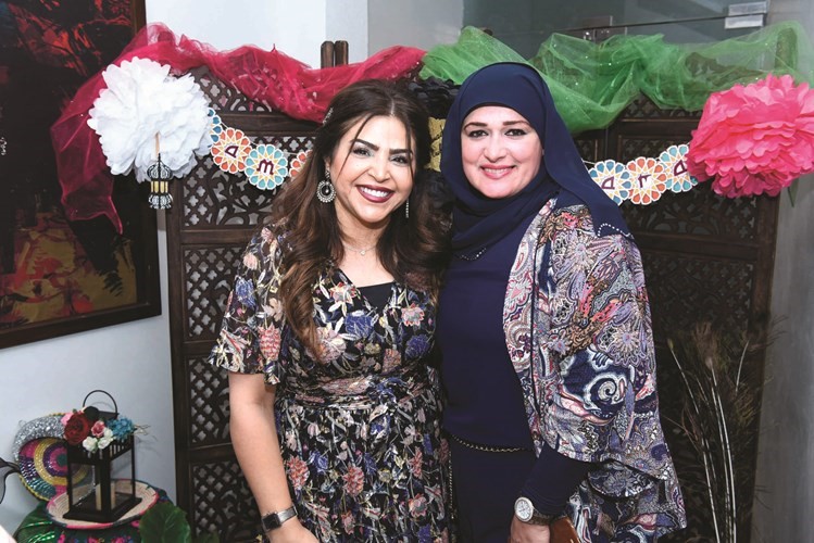 د.رنا العبدالرزاق مع الزميلة حنان عبدالمعبود﻿