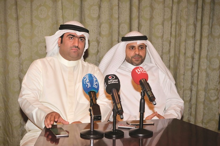 الوزيران خالد الروضان ومحمد الجبري خلال المؤتمر الصحافي﻿