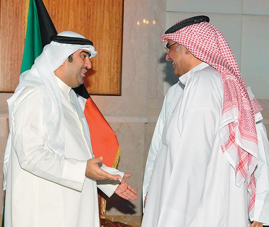 علي الفضالة متحدثا إلى خالد الروضان﻿