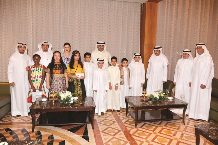 خالد الروضان والشيخة الزين الصباح وعبدالرحمن المطيري ويوسف اليتامى وشفيق السيد عمر ومشعل السبيعي مع بعض الضيوف﻿