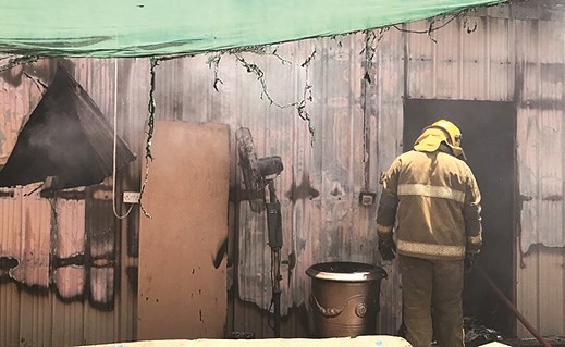رجال الاطفاء يكافحون حريق ورشة السالمية ﻿