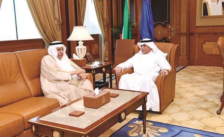 الشيخ خالد الجراح خلال استقباله سفير المملكة العربية السعودية لدى الكويت د.عبدالعزيز الفايز﻿