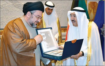 صاحب السمو الأمير الشيخ صباح الأحمد يتسلم الكتاب من د.إبراهيم محمد بحر العلوم