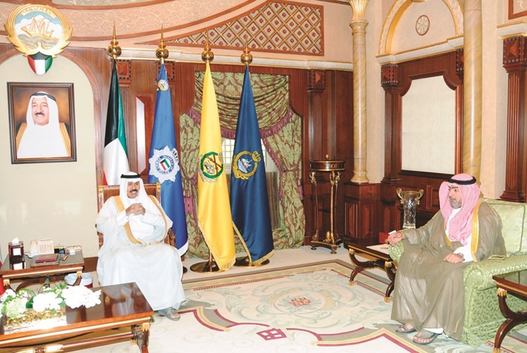 سمو ولي العهد الشيخ نواف الأحمد مستقبلا الشيخ ثامر العلي﻿