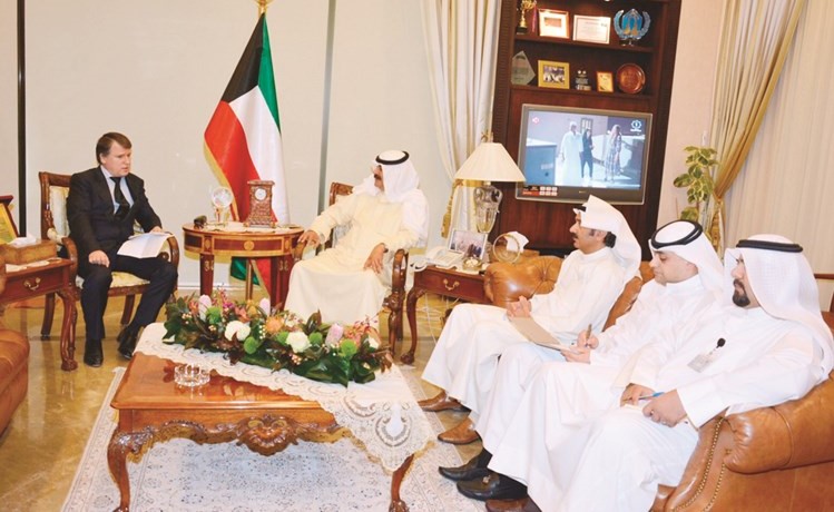نائب وزير الخارجية خالد الجارالله مستقبلا السفير الروسي أليكسي سولوماتين ﻿