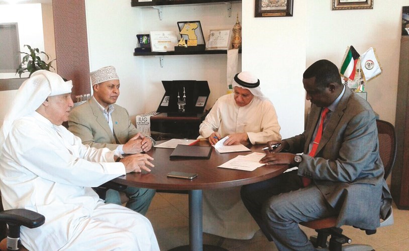  طلال العرب وعبدالله السابج والسفير الصومالي وممثلو جمعية مقديشيو خلال توقيع البروتوكول﻿