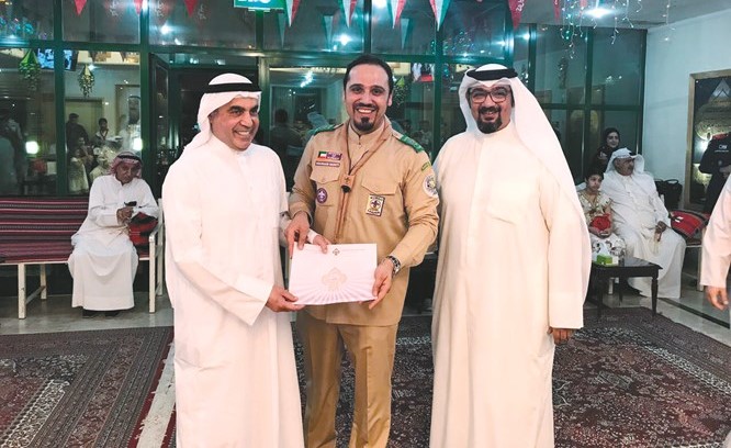 الطريجي مكرما أحد الكشافة المشاركين في الحفل﻿