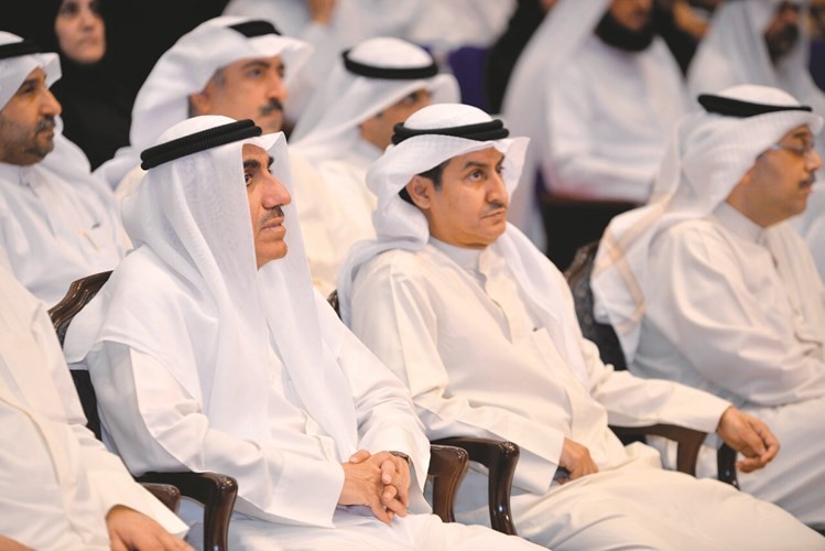 د.حسين الانصاري ود.على النامي يتابعان﻿