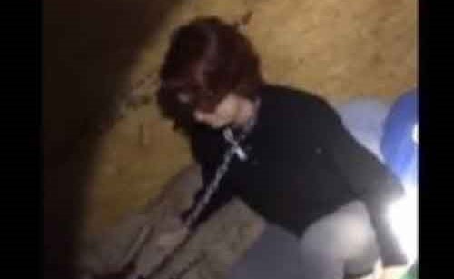 فيديو صادم .. شاهد كيف تحررت رهينة احتُجزت داخل صندوق وهي مقيدة من عنقها لشهرين !