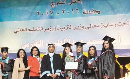 د.علي حيدر يتوسط طلبة النقد وبعض أعضاء هيئة التدريس﻿