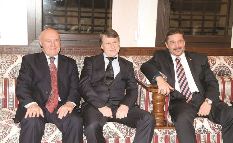 السفير التركي مراد تامير مع السفير الروسي الكسي سولومتين والسفير الصربي 	(محمد هاشم) ﻿