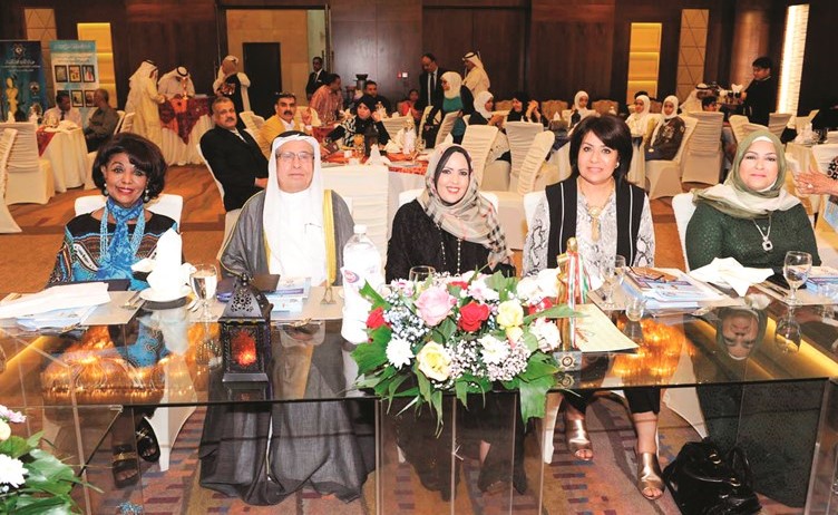 إبراهيم البغلي وشيخة العدواني ود.سهام القبندي خلال الحفل ﻿