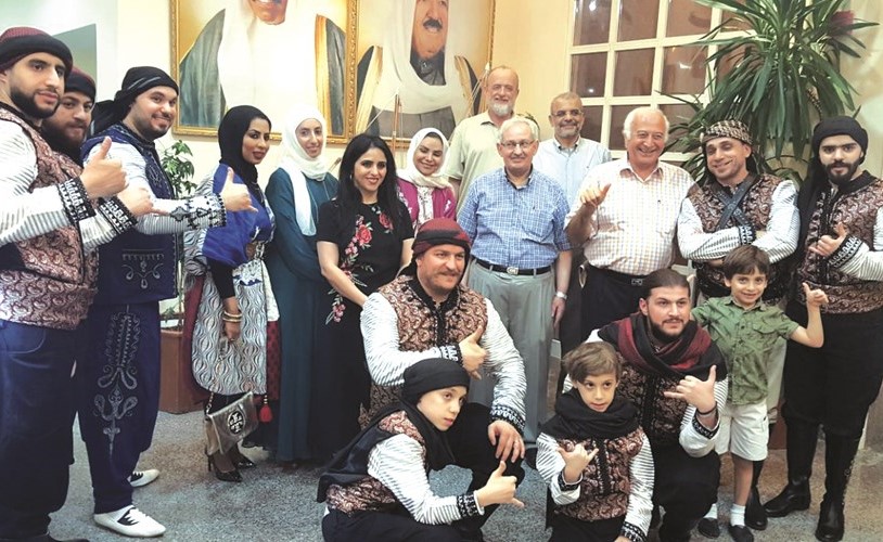 د. أمثال الحويلة مع عدد من اعضاء هيئة التدريس ومجموعة من المشاركين خلال الغبقة﻿