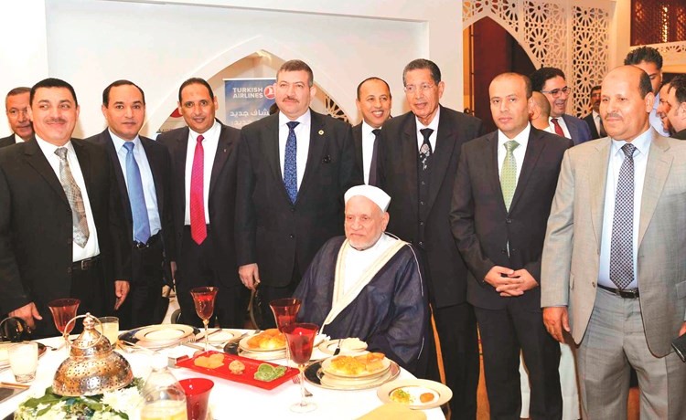 د. أحمد عمر هاشم والمستشار العسكري العميد هشام المسيك والمستشار محمد الذهبي والقنصل محمد عرفة والزميل اسامة ابوالسعود وبعض الحضور﻿