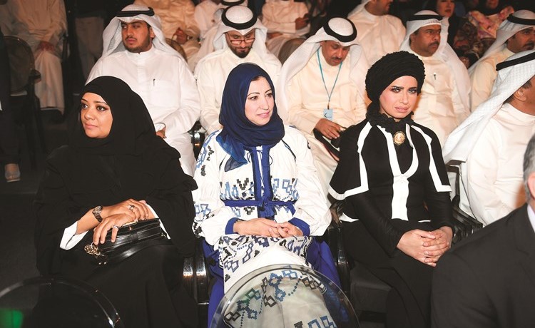 الزميلات خلود الخميس ومعصومة أشكناني ومنتهى العجيل بين الحضور﻿