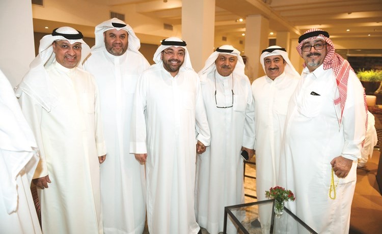رئيس التحرير الزميل يوسف خالد المرزوق والزملاء جاسم كمال وسعد العلي وحسن الصايغ وعبدالرحمن العليان وبدر الحماد(هاني الشمري)﻿