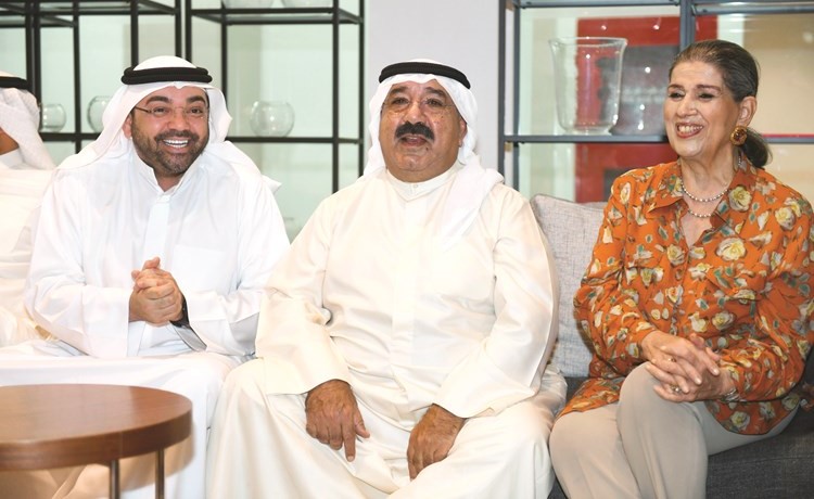 الشيخ ناصر صباح الأحمد ورئيس التحرير الزميل يوسف خالد المرزوق ورئيسة جمعية الصحافيين الزميلة فاطمة حسين﻿