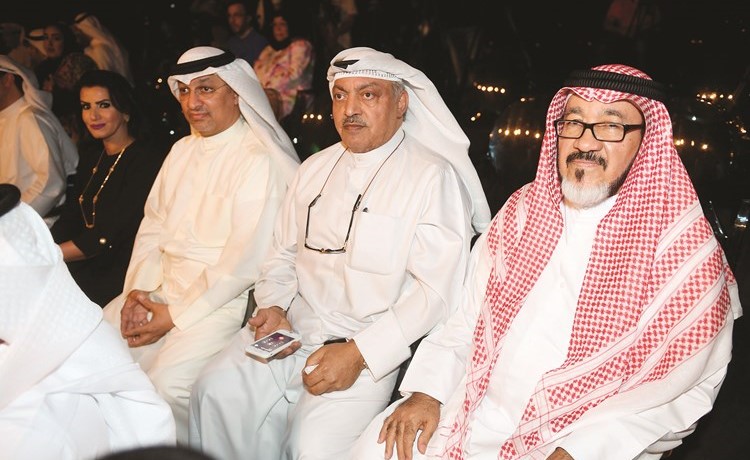 مستشار الإدارة العامة الزميل يوسف عبدالرحمن والزملاء حسن الصايغ وبدر الحماد وفاطمة العازمي﻿